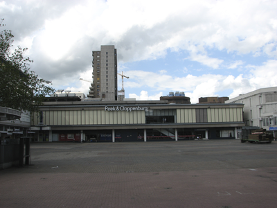 905984 Gezicht op de voorgevel van het winkelpand van kledingwinkel Peek & Cloppenburg (Vredenburgpassage 108) te ...